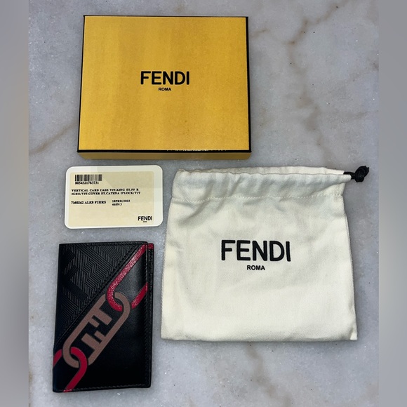 Fendi O’Lock Vertical Card Case in calfskin leather. - Picture 3 of 5